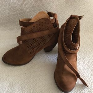 Cute short light brown boot